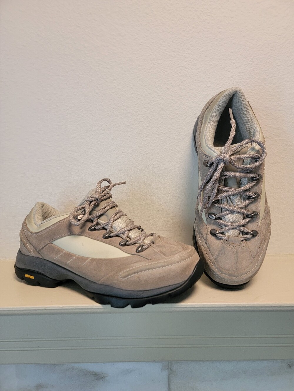 Kamik Energy Low Hiking Shoes Taupe Beige Suede Vibram Sole Women’s 7